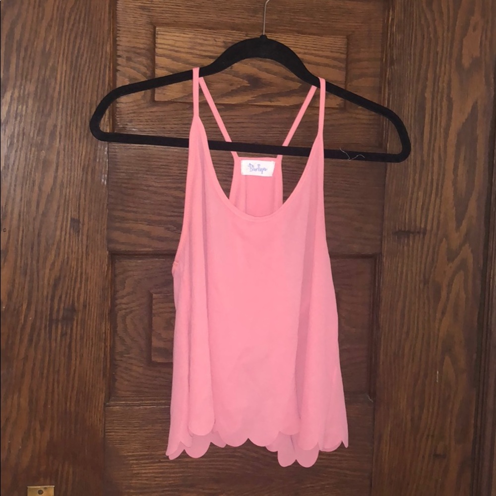 Cropped scallop tank